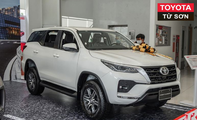 Toyota Fortuner 2.7AT 4×4 2022 máy xăng gây nhiều ấn tượng